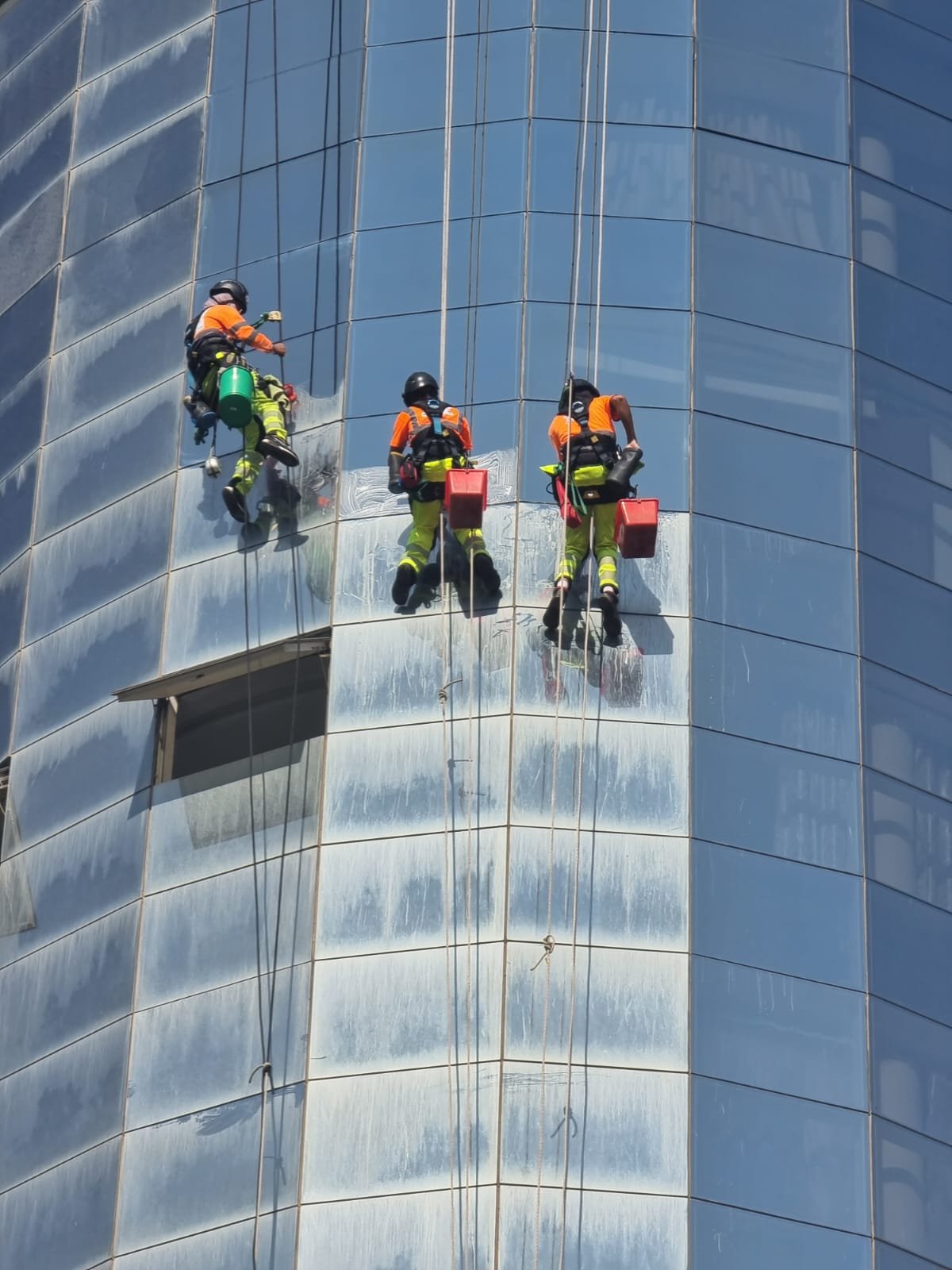 Nettoyage de façade vitrée d'une tour de grande hauteur